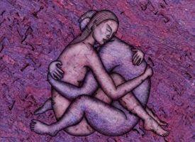 Ein Paar sitzt eng umschlungen da. Vielen Paaren fällt es schwer, über Sex zu reden und die eigenen Wünsche mitzuteilen.